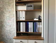 bokhylla med underskåp