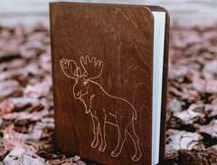 En anteckningsbok i ett trä...