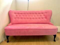 Rosa soffa i sammet från Chili