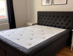Säng 160 x 200 cm och sängbord