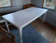 stort matbord med iläggsskiva