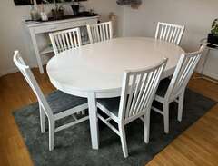 vitt bord och stolar