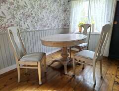 3 stolar med bord skänkes