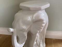 Piedestal i porslin - elefant
