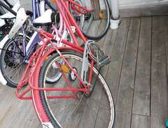 Röd/Vit cykel bortskänkes