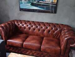 Chesterfield soffa skinn