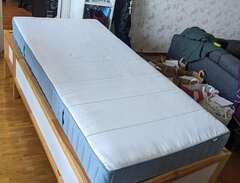 90*200 säng med Ikea Vestma...