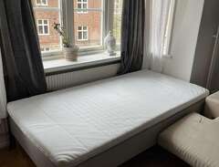 Fin 105cm bred säng med bäd...