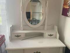 Sminkbord med spegel