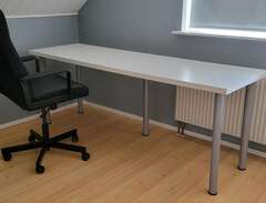 Skrivbord, IKEA stol Millbe...
