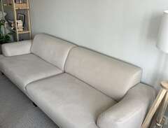 Beige stor soffa