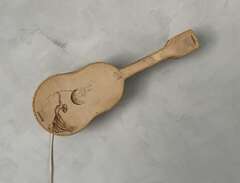 Vägglampa gitarr antik
