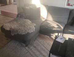 grå soffa med schäslong