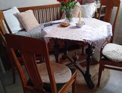 bord med stolar kökssoffa