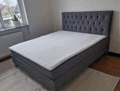 Sänggavel i sammet. 160 cm