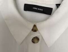 Vit längre skjorta VeroModa