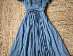 En perfekt duvblå klänning...