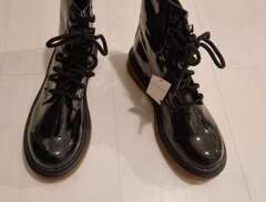 Nya svarta blanka skor från...