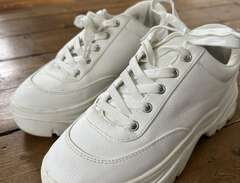 Vita sneakers med platå