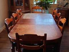Matsalsbord med 8 stolar