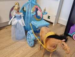 Barbie med hästvagn
