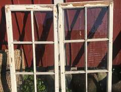 Gamla fönster med spröjs