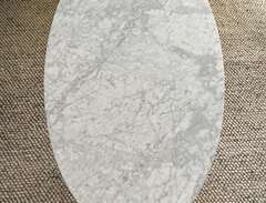 Ovalt soffbord i marmor