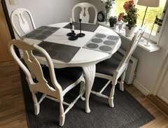 Vitt matbord med stolar