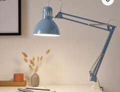 Blå skrivbordslampa / väggl...