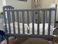 spjälsäng / bedside crib