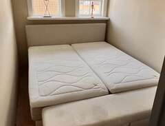 Ställbar beige säng (160x20...