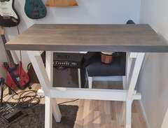 Högt bord och Ingolf-stolar
