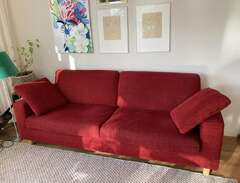 Stilren röd soffa i gott skick