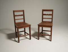 Par av gamla stolar