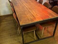Massivt rustikt matbord