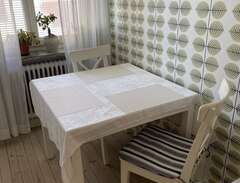 Vita stolar samt bord