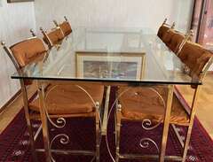 Glasbord med sex stolar