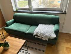 Grön howard sammet soffa