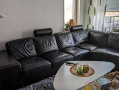 svart fuskskinns soffa