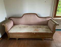 säljer en äldre antik soffa...