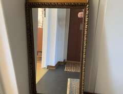 Vacker spegel med träram