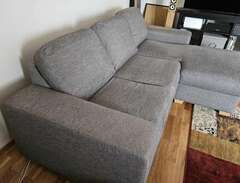 grå soffa med divan bortskä...
