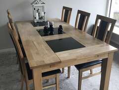 Matsalsbord med sex stolar
