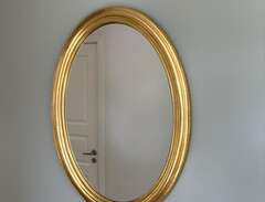 Äldre större spegel med gul...
