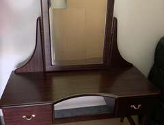 Sminkbord med spegel i Mahogny