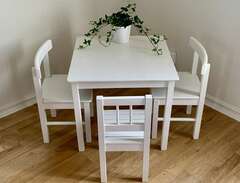 Vita barnmöbler bord med 3...