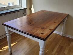 Rustikt bord med tillhörand...