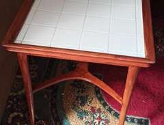 soffbord med kakelplattor