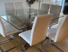glas bord med stolar