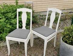 Två gamla stolar. Båda 100 kr.